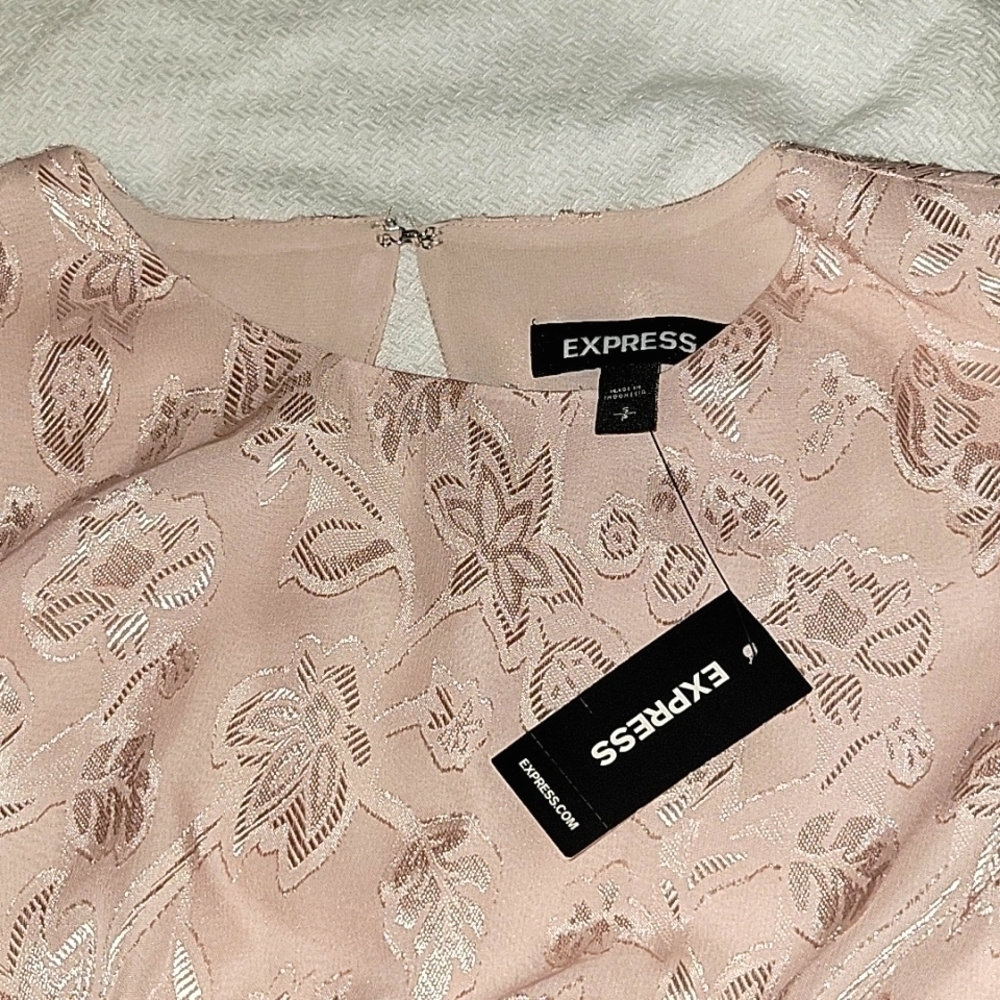EXPRESS Dusty Light Pink Jacquard Floral Flutter Sleeve Top Blouse Small NWT - Picture 4 of 10